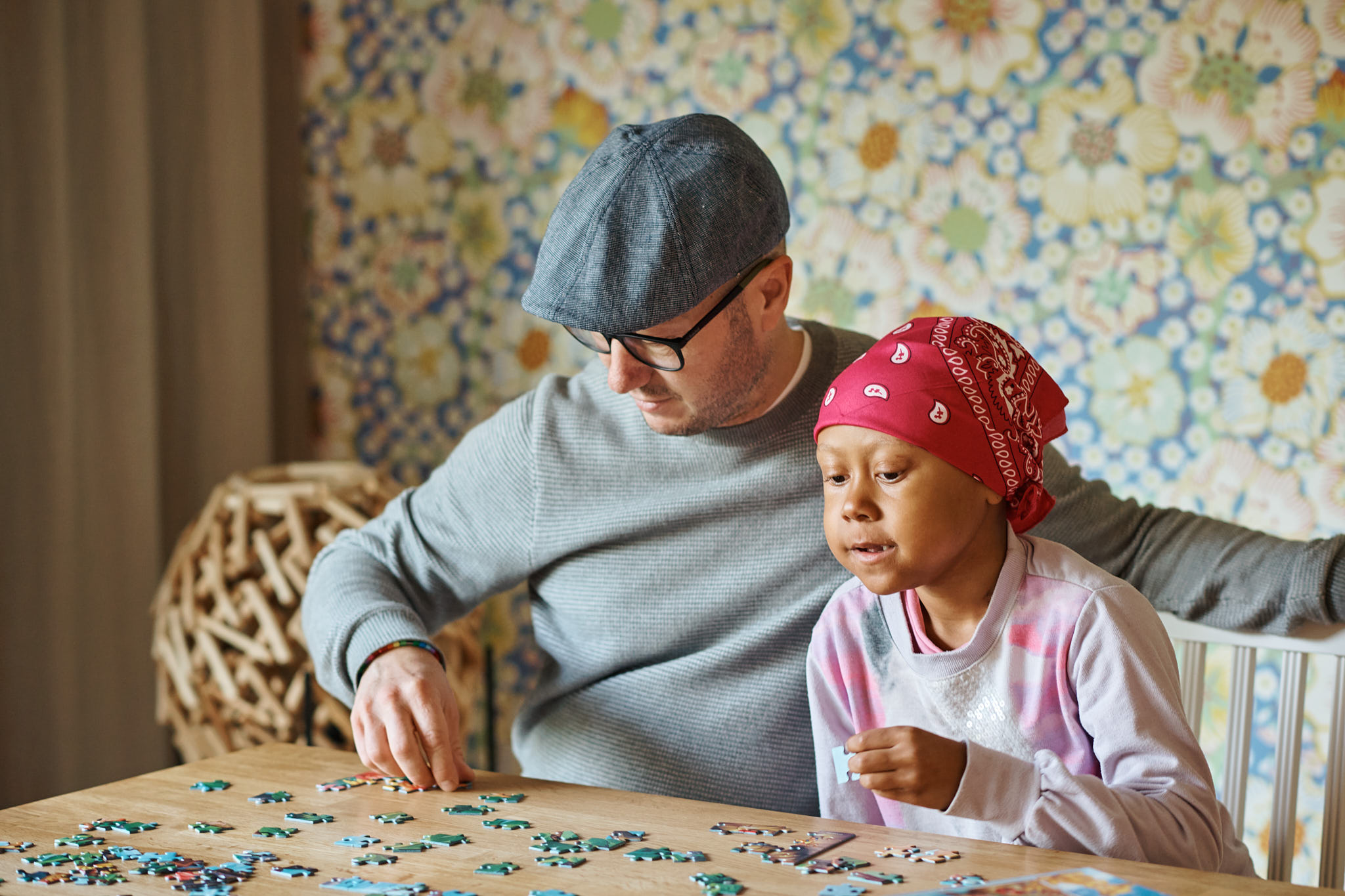 Pappa och dotter pusslar